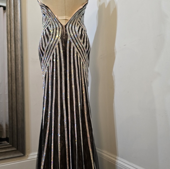 Stunning special occasion sequence gown - Picture 4 of 16